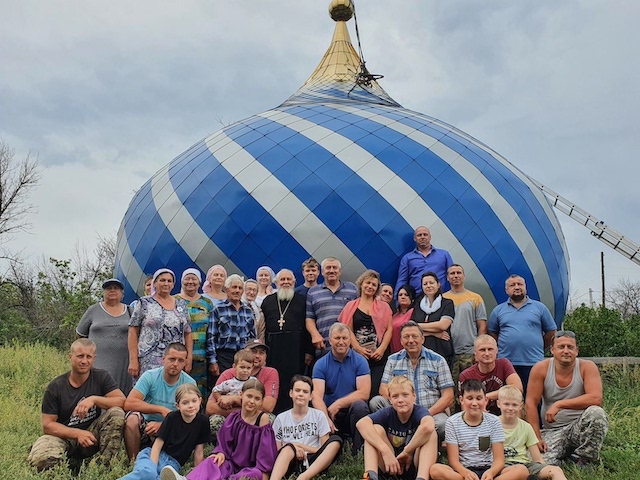 Подъём купола на храм в селе Петренково