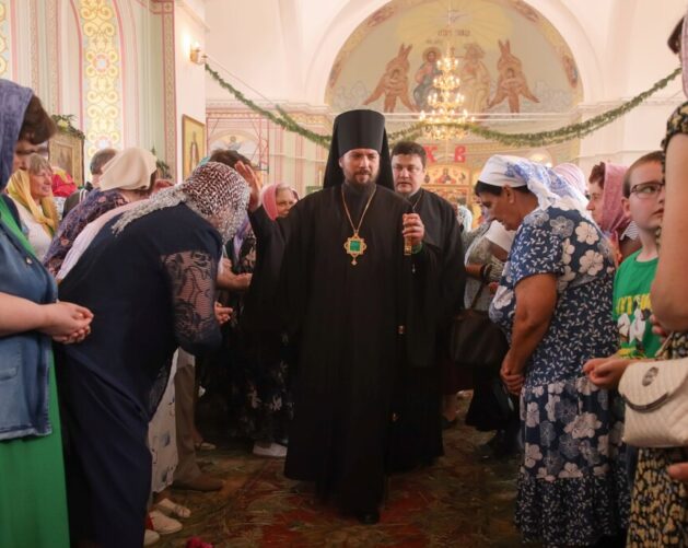 В день престольного торжества Преосвященнейший епископ Дионисий совершил Литургию в Духовском храме с. Петренково