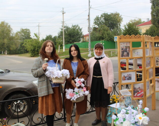 Студенты многопрофильного техникума совместно с помощником благочинного провели акцию «Белый цветок»