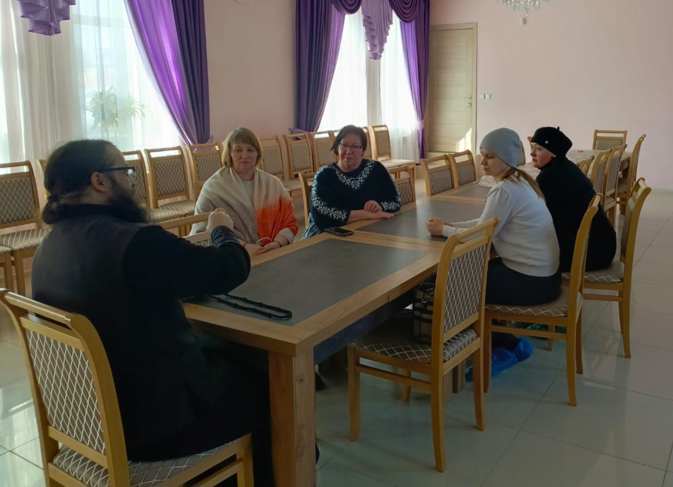 В Духовно-просветительском центре во имя свт.Тихона Задонского состоялась беседа руководителя миссионерского отдела Острогожского благочиния иеродиакона Захарии (Касьянова)  с родителями воспитанников младшей группы центра и работниками благочиния  «О Великом посте»
