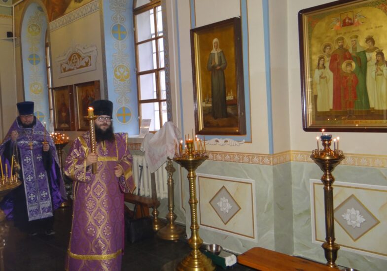 Неделя Крестопоклонная в Тихоновском соборном храме  г.Острогожска