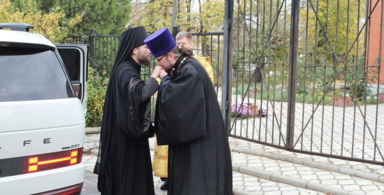 Преосвященнейший Дионисий совершил визит в плодосовхоз «Острогожский»